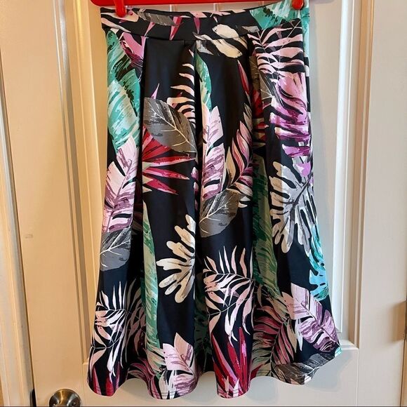 Boohoo Black Floral Full Midi Skater Skirt; SZ 10; Excellent used condition - Picture 7 of 7